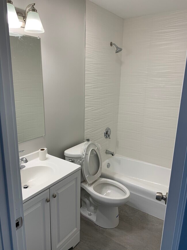 Building Photo - 9382 Bay Colony Dr