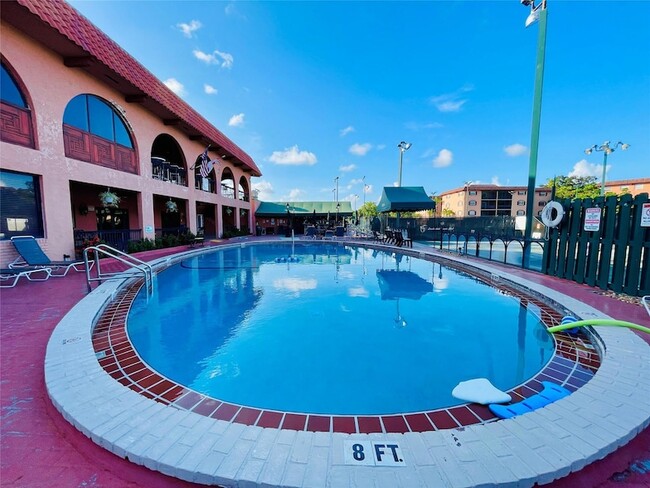 Building Photo - 660 Tennis Club Dr