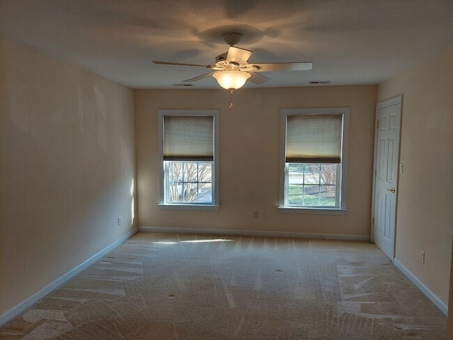 Building Photo - 3 Bed 2.5 Bath Townhouse