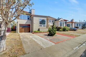 Building Photo - Spacious Westlake Home