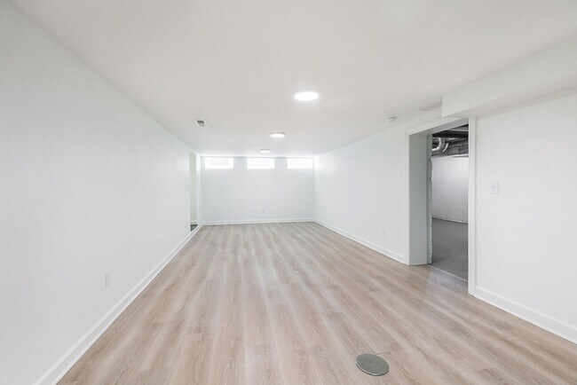 Building Photo - Four bedrooms/2.5 Baths Newly Remodeled Bay Village Home!