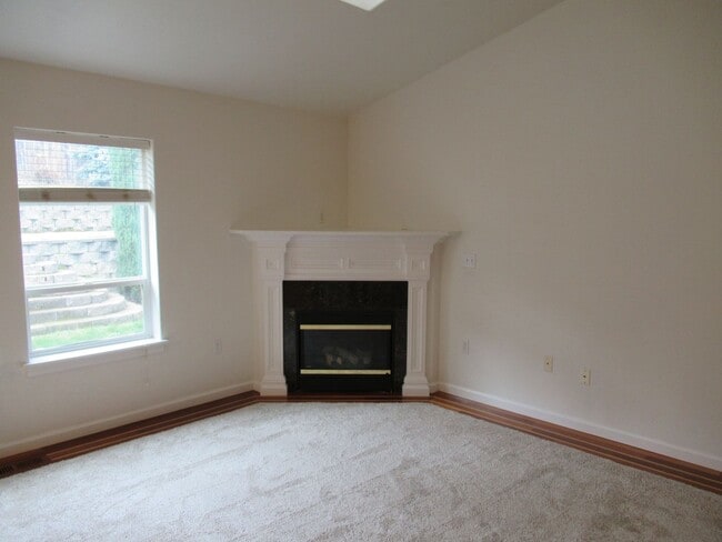 Building Photo - Large 4 Bedroom South