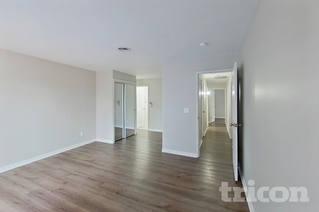 Building Photo - 9235 Laurel Hill Dr