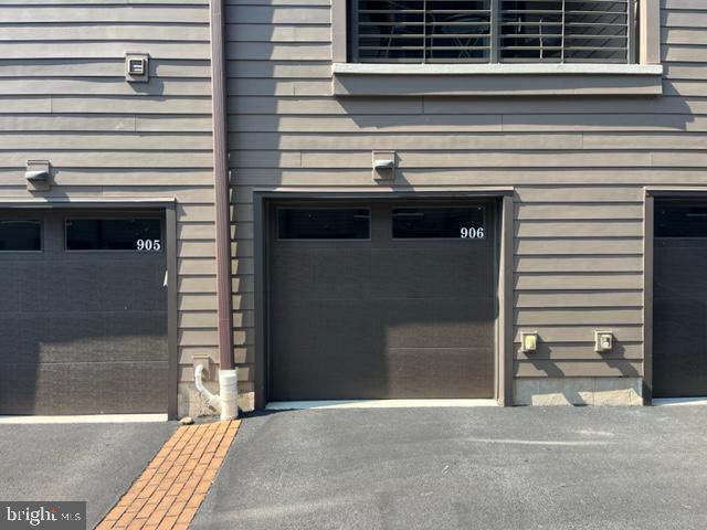 Building Photo - 906 Lakeview Ct