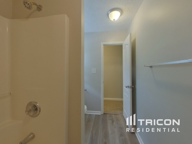 Building Photo - 1032 Wedgewood Ct NE