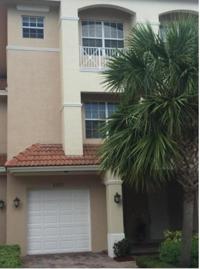 Building Photo - 5021 Vine Cliff Way W