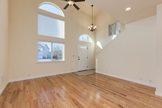 Building Photo - Lovely light and bright 3 bedroom 2.5 bathroom home Doe MIll Neighborhood, Cul-de-Sac Location