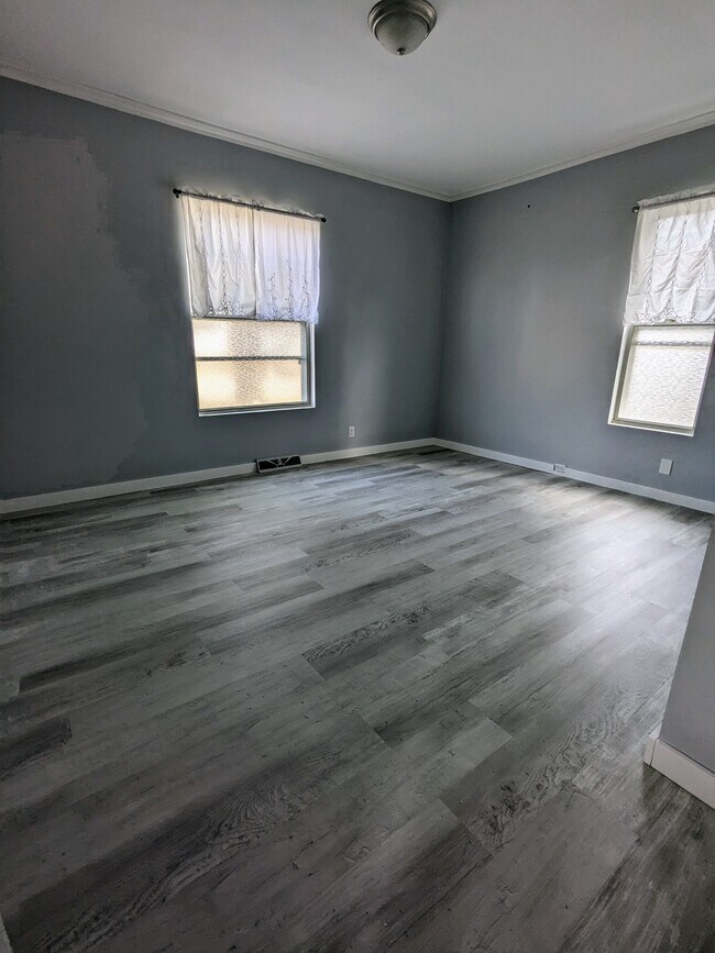 Living room - 413 N Maple St