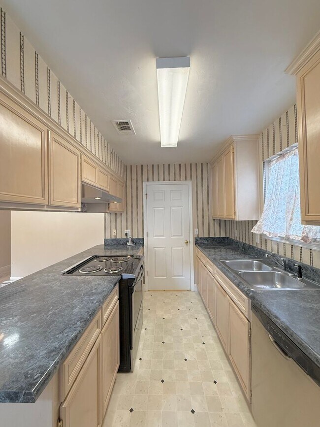 Building Photo - Charming 3BR Home in a Prime Tallahassee Location!!