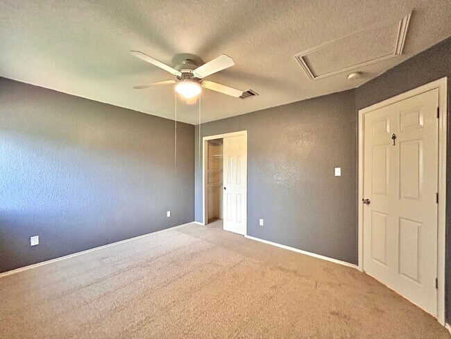 Building Photo - Lovely & Spacious 3/BR 2.5/BA Home in Roun...