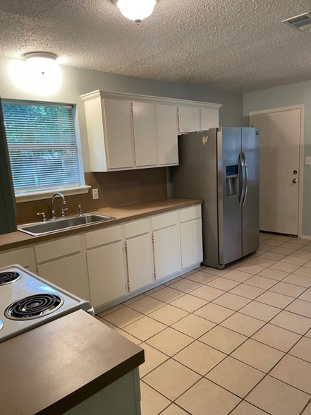 Building Photo - 500 Pee Jay Cv