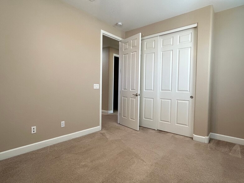 4th Bed Upstairs - 300 W Wisteria Pl