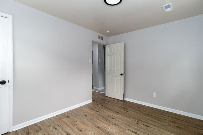 Building Photo - "Charming 3-Bedroom Gem with Cozy Living Space in Saint Louis!"