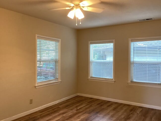 Building Photo - 2-Bed, 2-Bath Cottage PENDING