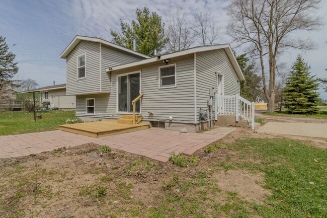 Building Photo - Bright & Updated 4-Bedroom Home Close to Everything