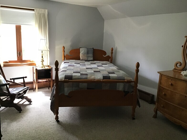 main floor bedroom - 5304 Lakeside Blvd