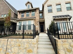 Building Photo - 7925 Bayside Dr
