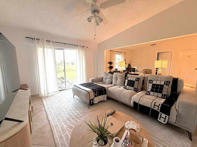 Building Photo - 15860 Laurel Oak Cir