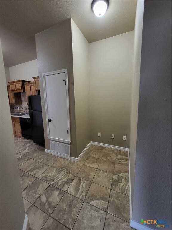Building Photo - 303 Sladecek Dr
