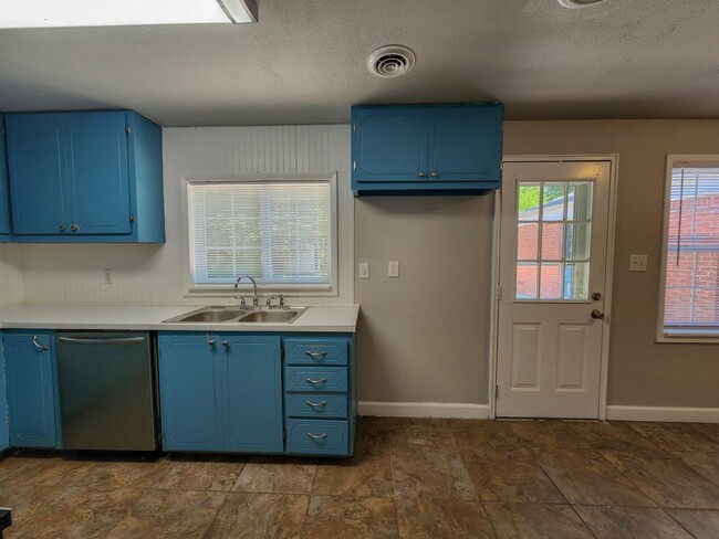Building Photo - 3 Bedroom 2 Bath brick home in Shawnee