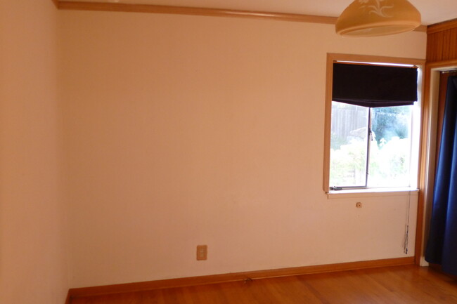 Building Photo - AVAILABLE AUGUST - Spacious Home Close to ...