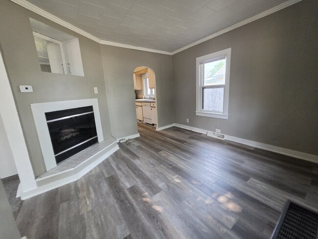 Building Photo - 2 Bedroom, 1 Bathroom Home with Garage Available Now