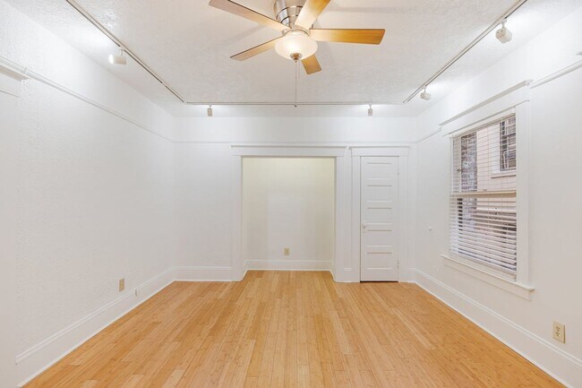 Building Photo - 2066 NW Glisan St