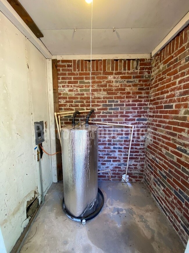 Building Photo - Standish Acres Home