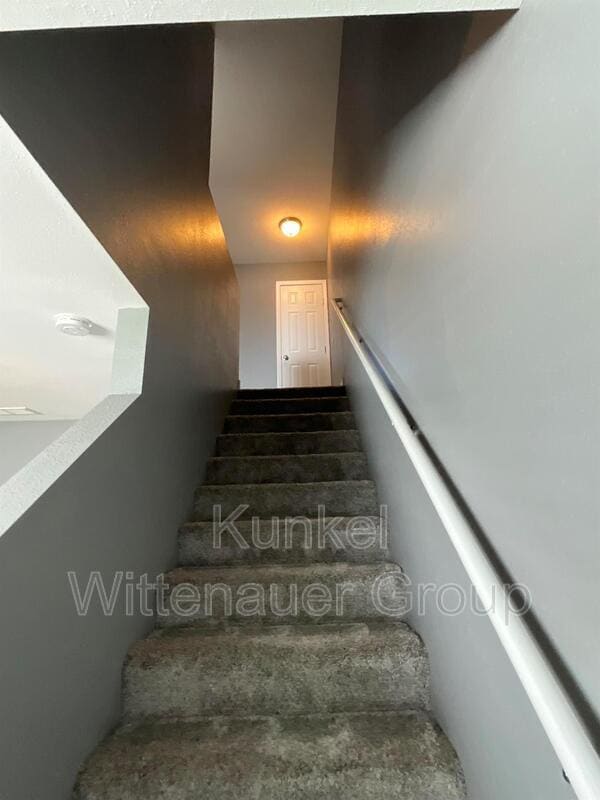 Building Photo - 700 Fountain View Dr