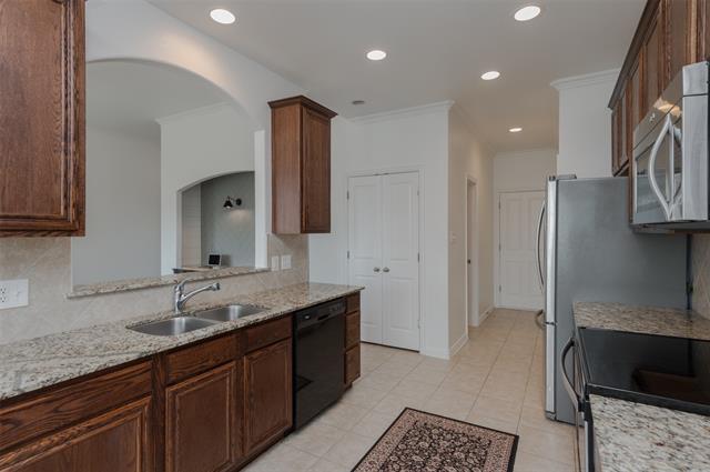 Building Photo - 313 Valley Dr