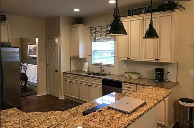 Building Photo - Stunning 6 bedroom 2.5 bathroom corner lot...