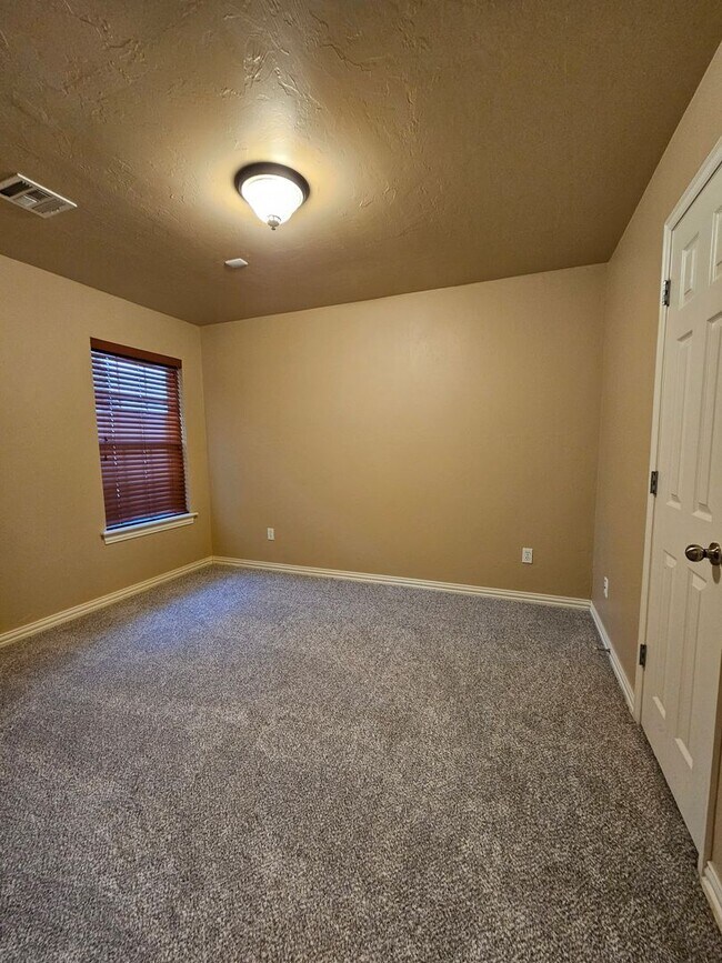 Building Photo - (3) Bed/(2) Bath in Tecumseh Ridge Avail Now!