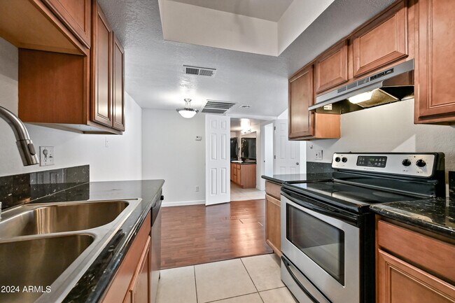 Building Photo - 740 W Elm St