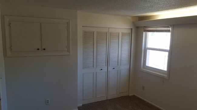 Building Photo - FREE RENT! 2x1 Townhome on Miller St S