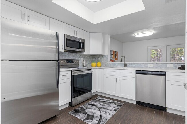 Building Photo - 4444 Victory Dr