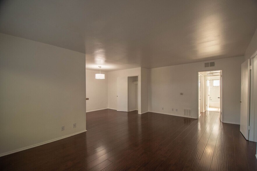 Building Photo - 14706 Dickens St