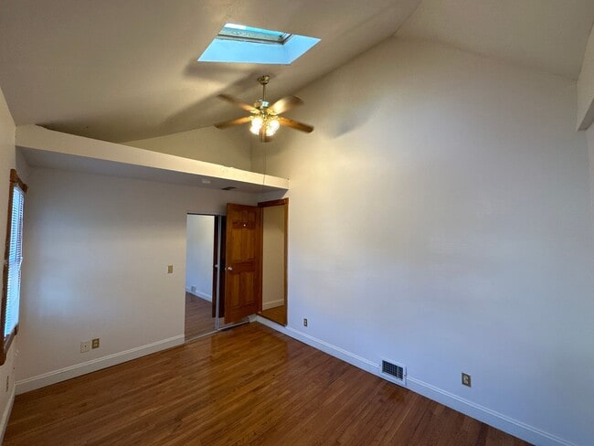 Building Photo - Highland 1557-1559 1557HSLLC