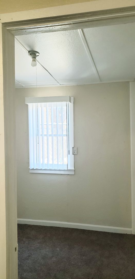 Building Photo - 3 Bed 1 Bath Home