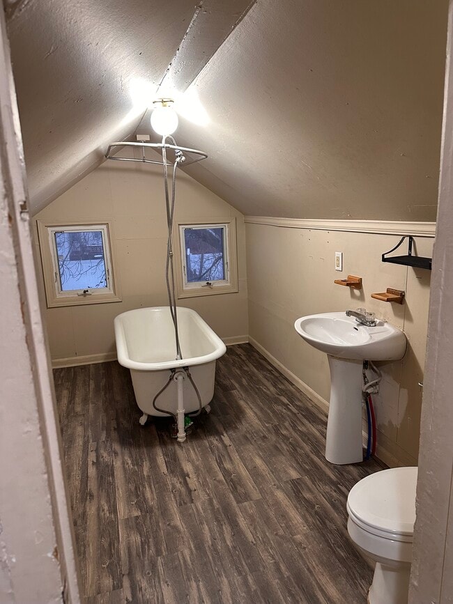 Building Photo - 421 Balsam St