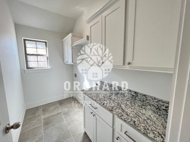 Building Photo - Single-Family Home- Desirable Huntley Plan