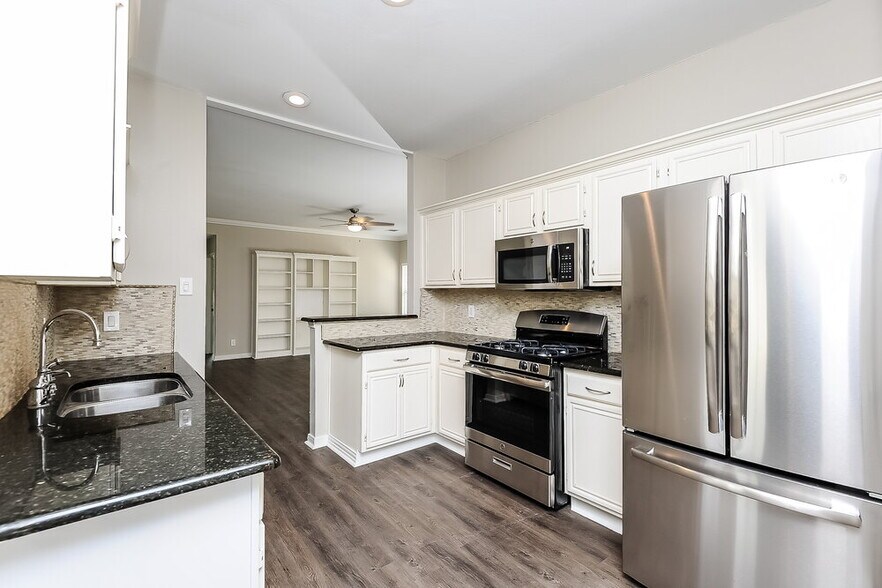 Building Photo - 611 Inglewood Ct