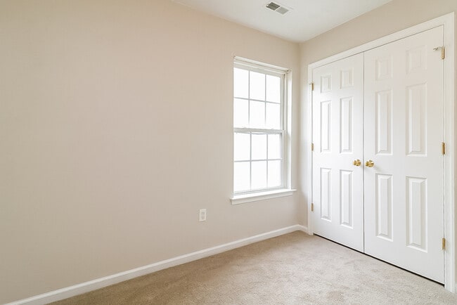 Building Photo - Cute 3BR, 2.5BA home