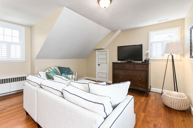 Building Photo - Stunning Irving Park 4 bedroom, 4 bathroom home in Greensboro!