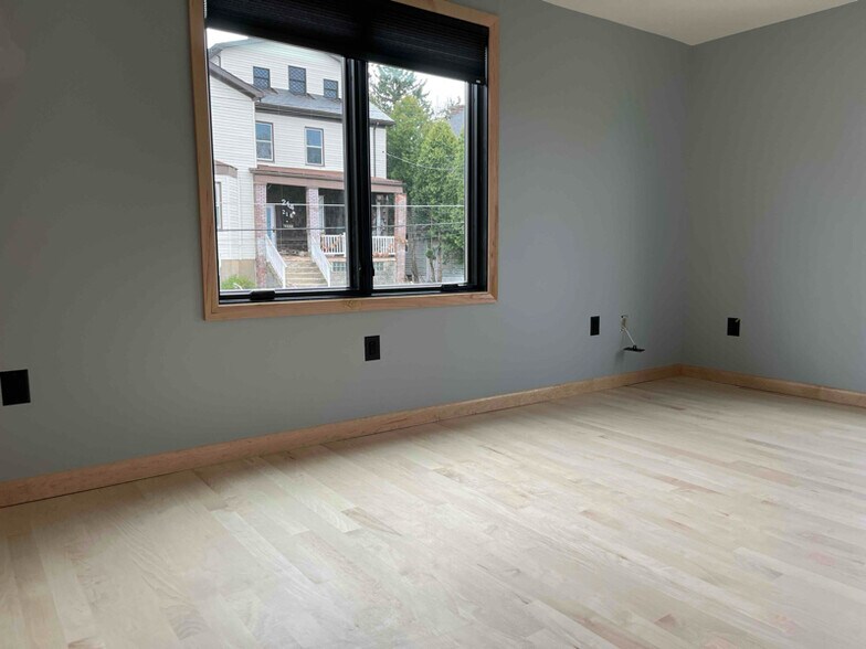 Building Photo - 210 Locust St
