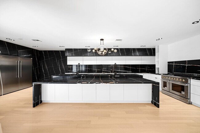 Building Photo - 5220 N 31st Pl