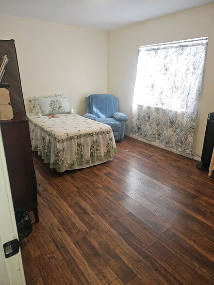 Building Photo - 714 S Record Ave