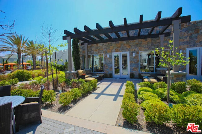 Building Photo - 5547 Palm Dr