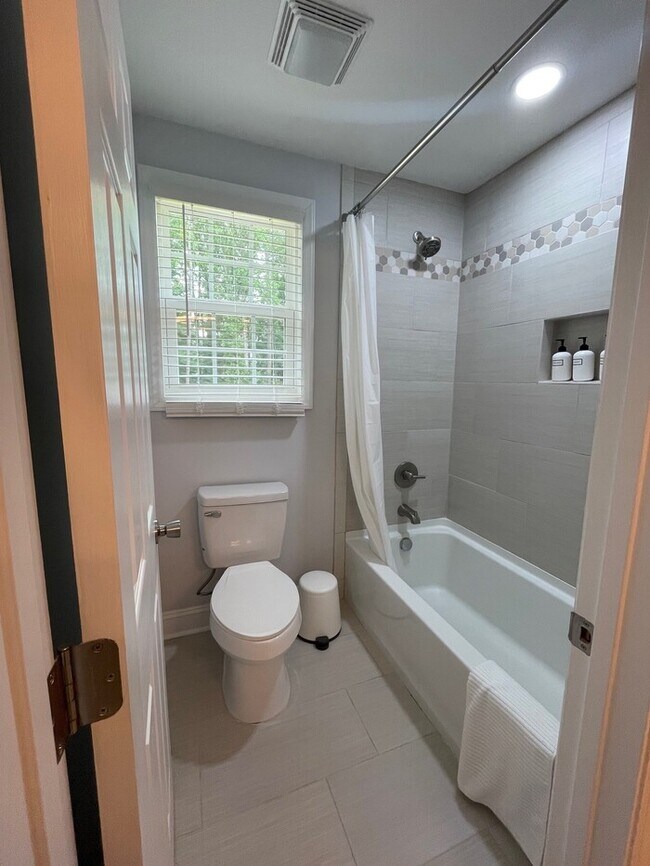 Building Photo - Beautifully Furnished 4-Bedroom Home with ...