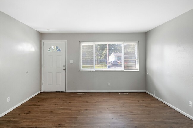 Building Photo - Move-in-Ready Single Family Home with Deta...