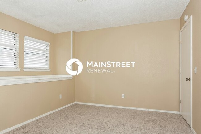 Building Photo - 9313 S Land Ave
